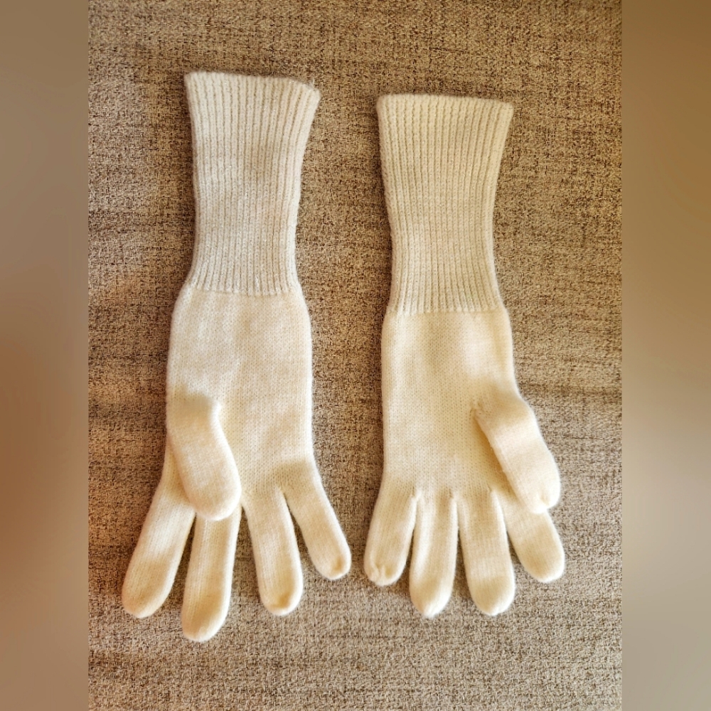 Cuffed cream gloves with silver accent - Picture 3 of 3